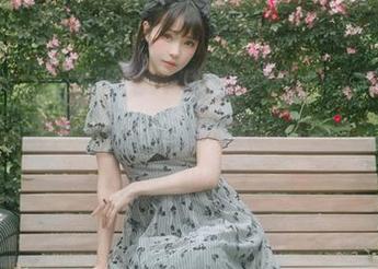 “SleepyVelvetRed”——ElyEE子的免费图集，想知道慵懒是怎么迷人的？你来这就知道了。