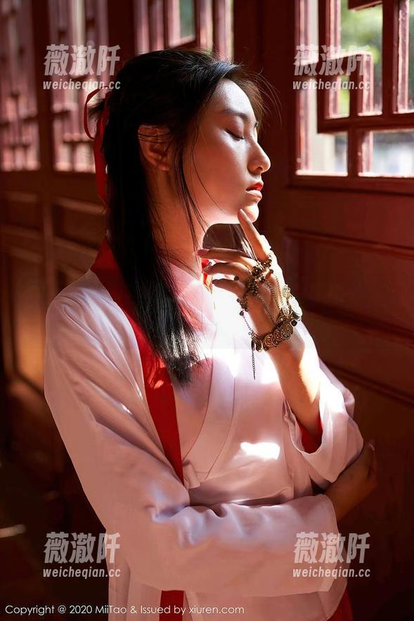 MiiTao蜜桃社 - 揭开校服的神秘面纱：李颖诗写真集资源大放送！