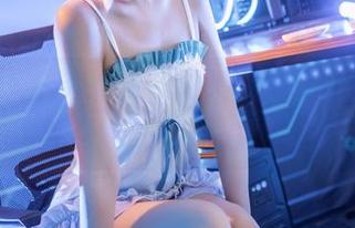 Quan冉有点饿的职业装写真分享——工作与零食之间的微妙平衡？