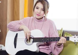 TouTiao头条女神 - 高清图分享：松果儿与双人并肩，仿佛在说‘我们就是这夏日里的清新空气’！