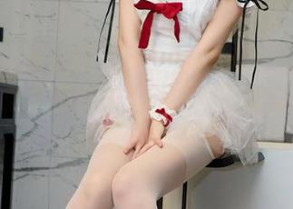 Xiuren秀人网 - 吴怡怡的修女之旅：原图像是教堂里的小天使，套图里却透着点小幽默，反差萌！