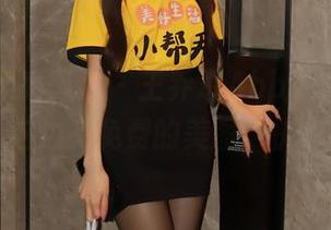 Xiuren秀人网 - 王乔恩Abby在海边：拿走！这边有免费的美图，快来围观！