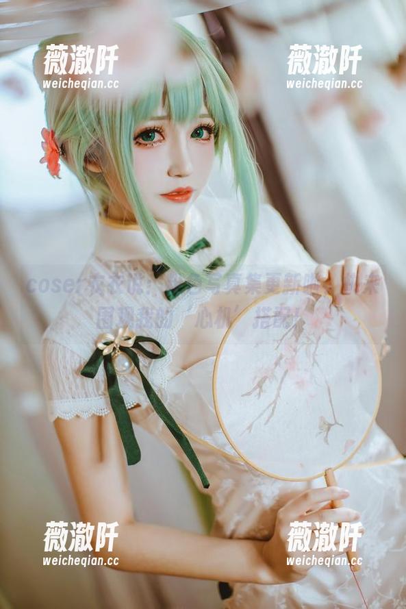 coser衣衣说：粉色写真集更新啦，快来围观我的‘心机’搭配！