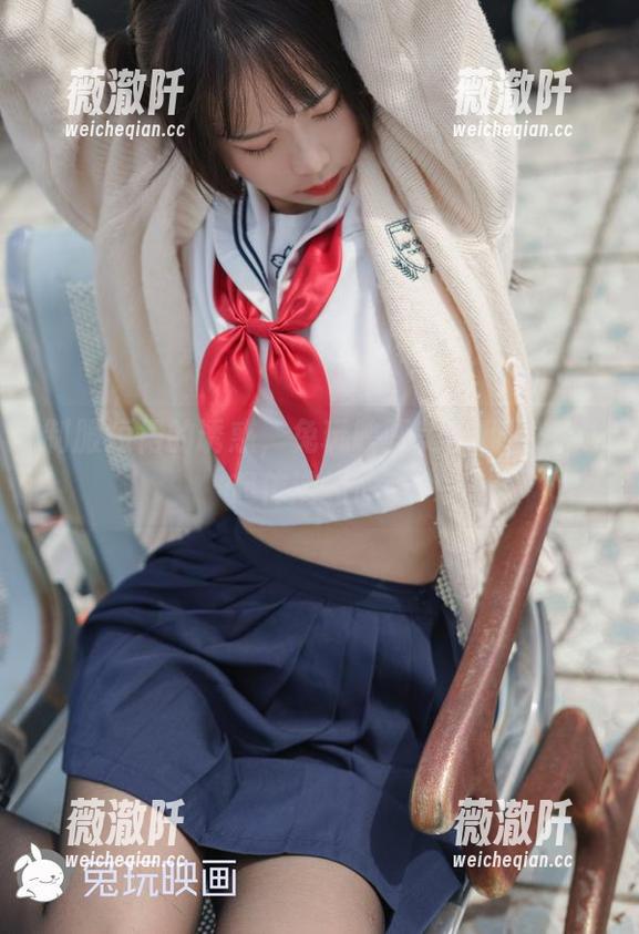 制服短裙的诱惑，兔玩映画美图和照片一起传递的悸动