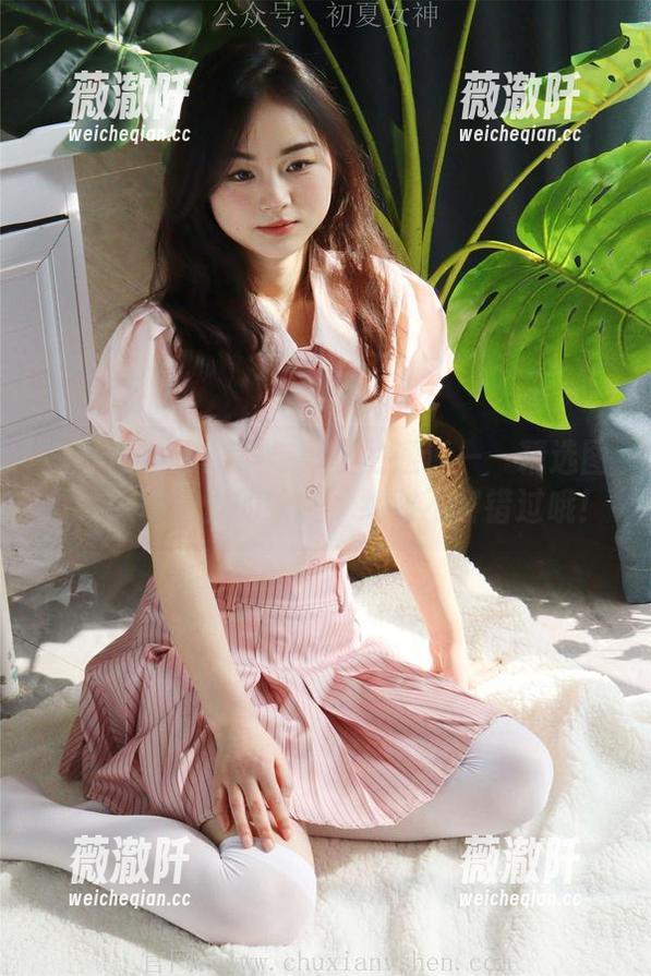 初夏女神 - 柒柒与黑丝的邂逅——精选图片，一场视觉的飨宴，绝对不容错过哦！
