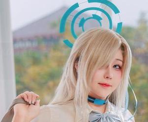咔喵KANEKO的毛衣，翠绿如春天，高清美图把我的心都融化了，谁能抗拒啊？