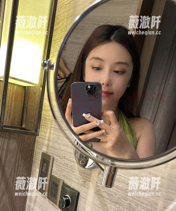 微密圈 - 最新美图上线：奶雯与死库水的微妙“默契”