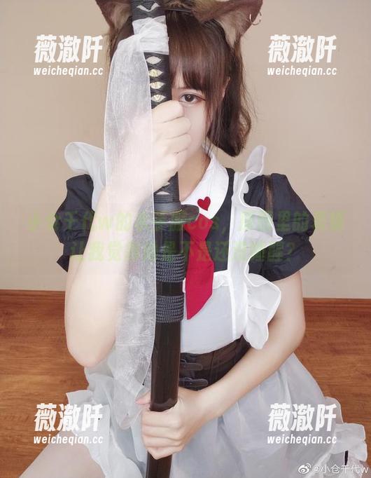 小仓千代w的水手服cos，原图里的表情让我觉得她是不是还没睡醒？
