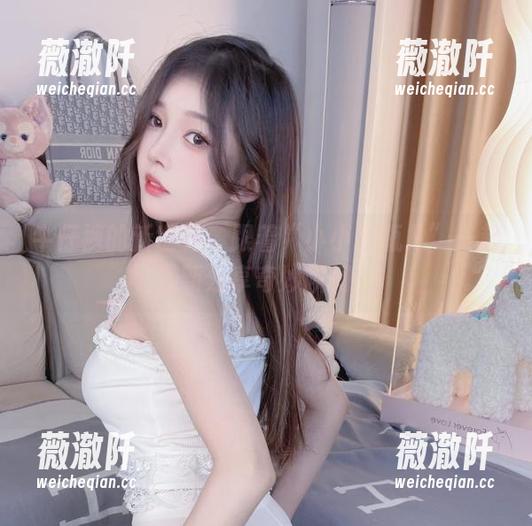 牛仔裤的新世界：跟着“小小奶瓶儿”一起最新分享奇妙瞬间！
