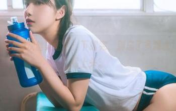 小鹿鹿shika的灰丝美图包：下载完，别忘了多喝水，心情好容易上头。