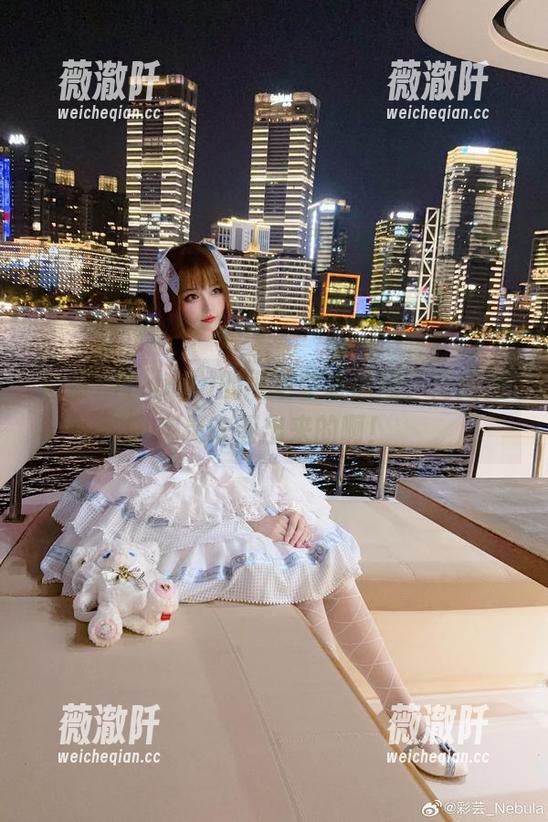 彩芸_Nebula的可爱壁纸原图，简直是用灵魂画出来的啊！