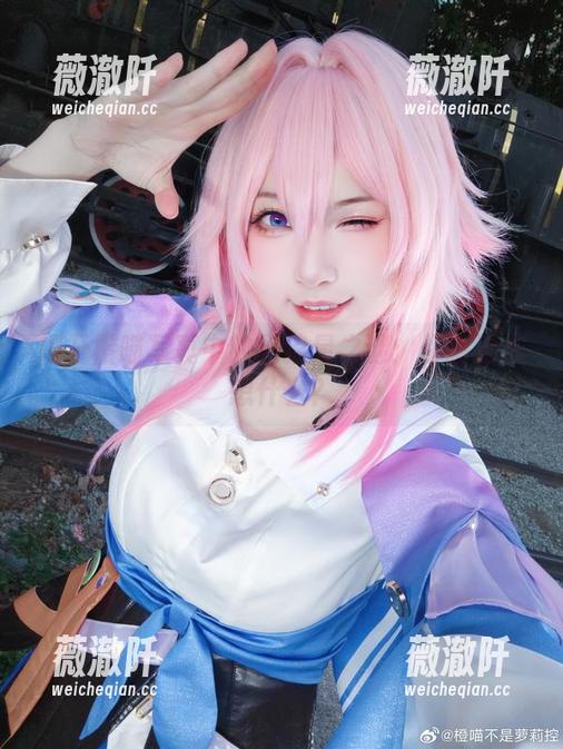 揭开橙喵写真中的天狼星之谜：你猜她在想什么？