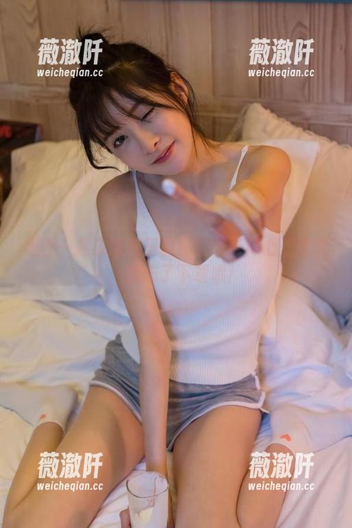 跟我一起沉迷在王羽杉的吊带背心美图里，别忘了下载哦！
