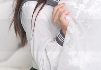 最新套图！白烨烨：一身功夫旗袍，既可以打戏也能打电话，完美结合！