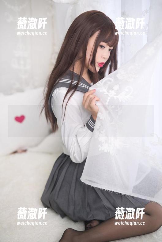最新套图！白烨烨：一身功夫旗袍，既可以打戏也能打电话，完美结合！