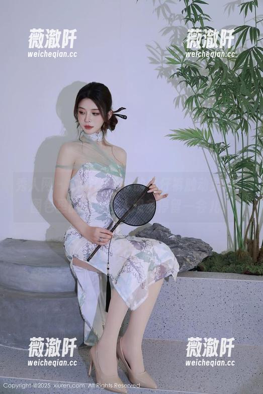 秀人网-Emily尹菲 秀人网 - Emily尹菲的牛仔裤触动灵魂,图包里的细节让人想多停留一会儿。