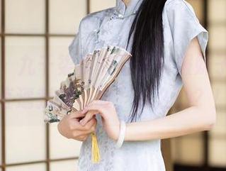秀人网 - 九千柒柒的苗条制服妹子美图，直逼我的心脏，怎么办？！