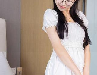 袜啵啵 - 小奶熊&短白棉袜：私房美图中的惬意午后。