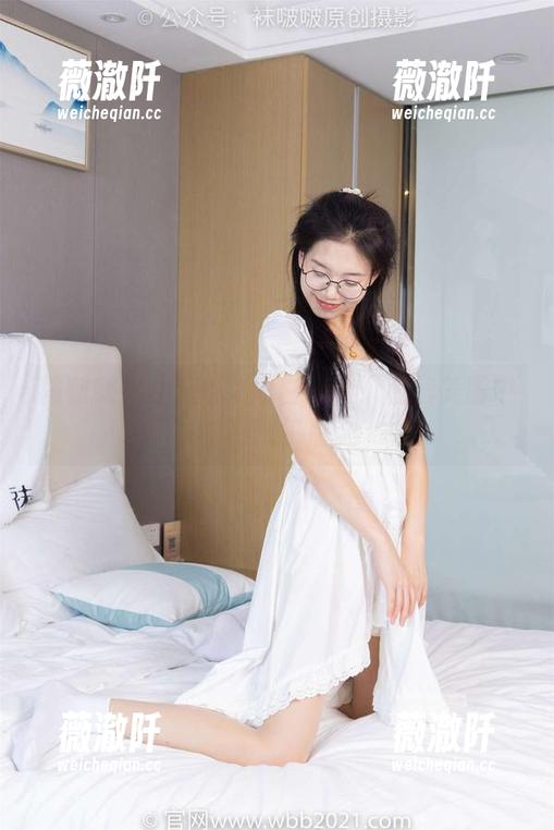 袜啵啵 - 小奶熊&短白棉袜：私房美图中的惬意午后。