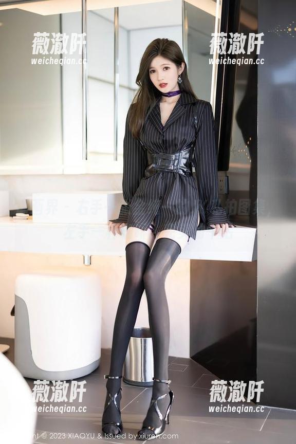 语画界 - 右手一张金纯一的JK私拍图集，左手一杯咖啡，完美的午后