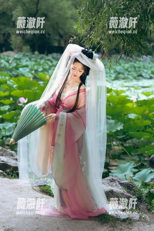 兔耳朵加身，雯妹不讲道理的COS图册揭示了一之濑明日奈的另一面