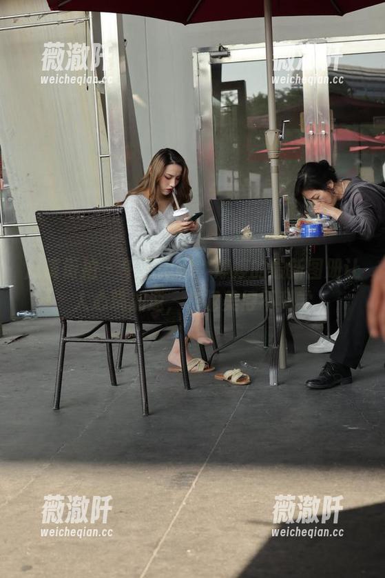 魔镜街拍 - 午后闲聊，婷婷的最新图册让人心跳加速，灰裙美得不科学