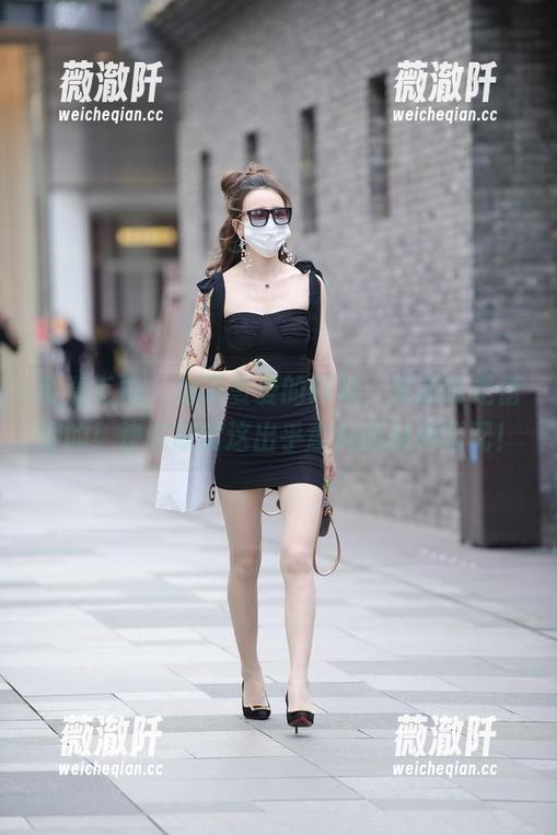 魔镜街拍 - 为了曼曼的网袜，更新也是值得的！快来欣赏这出乎意料的时尚搭配！