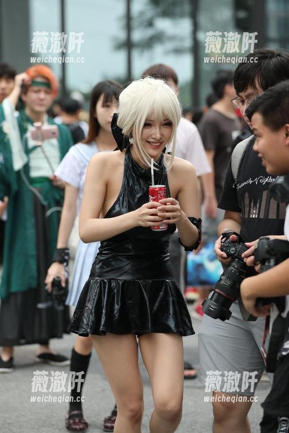 魔镜街拍 - 艾小青旗袍街拍新作：这条街瞬间变成时尚跑道了！