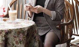 魔镜街拍 - 看！芝芝在蓝色泳衣里缓缓游动，心情也跟着荡漾